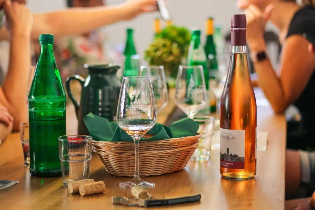 Weinprobe auf dem Planwagen des Weinguts Dötsch-Haupt