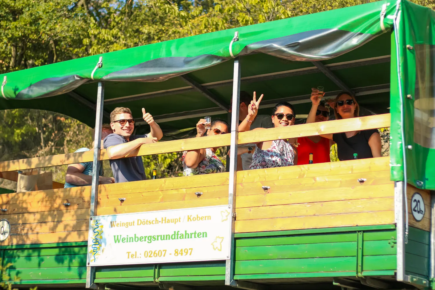 Bild von Kobern mit Weinbergen im Hintergrund.