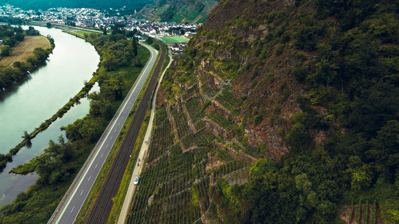 Bild von Kobern mit Weinbergen im Hintergrund.