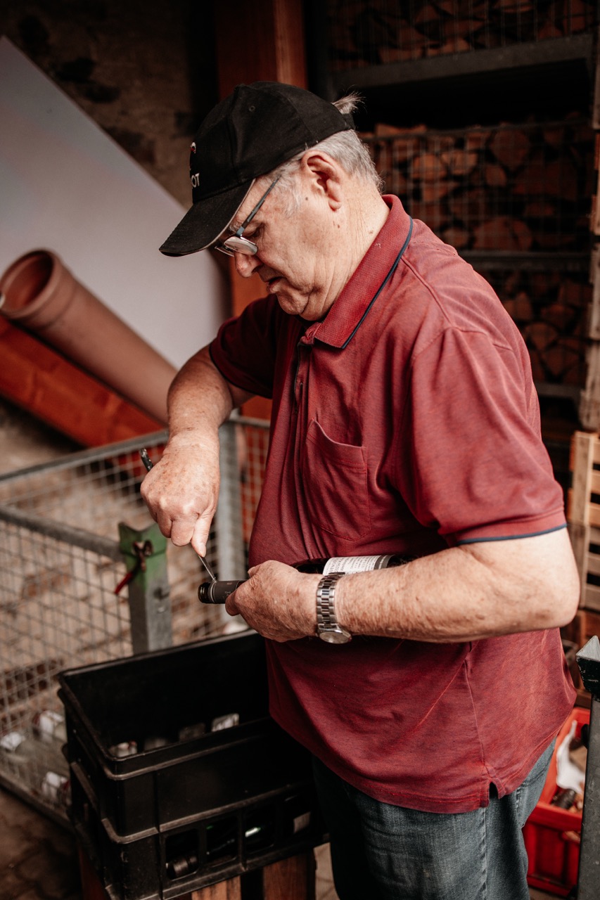 Bild von Kobern mit Weinbergen im Hintergrund.